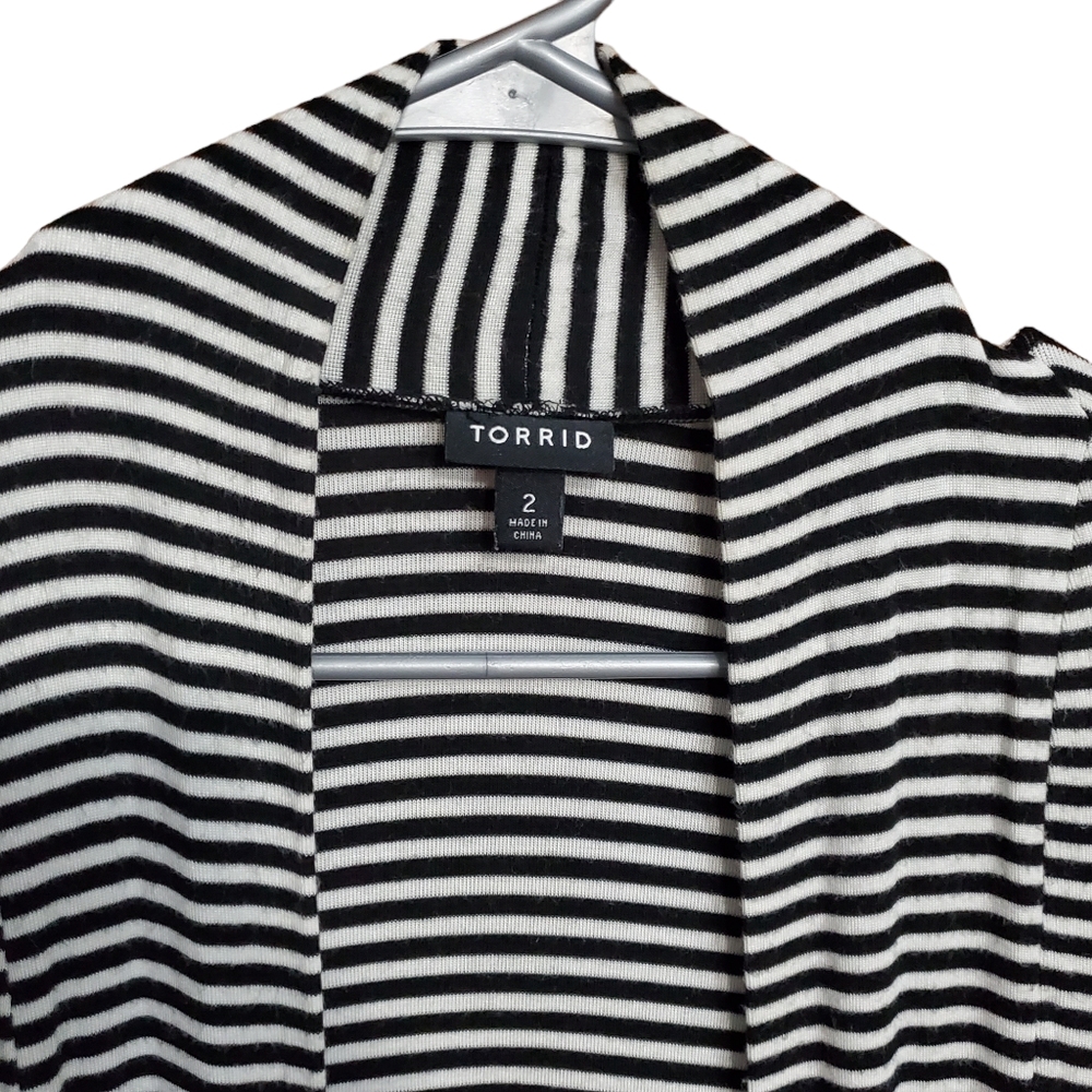 Torrid B&W rouched sleeve cardigan - Picture 12 of 14